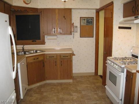 7922 Thornton Dr, Parma, OH 44129 photo 2