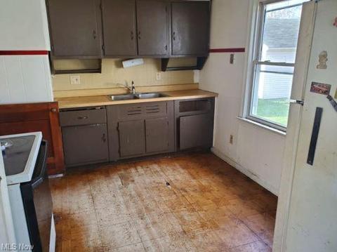 2337 E 35th St, Lorain, OH 44055 photo 3