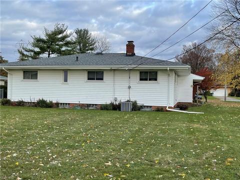 7880 Joyce Dr, Parma, OH 44130 photo 2