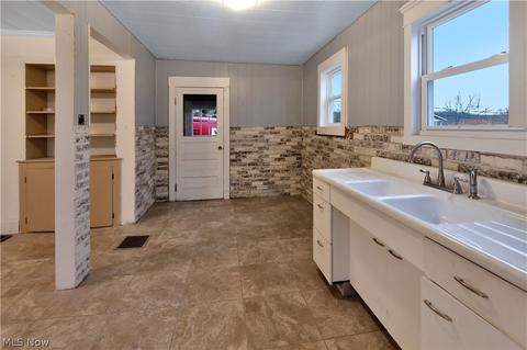 547 Pyramus Rd, Chester, WV 26034 photo 5