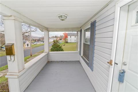 96 Parkway St, Struthers, OH 44471 photo 2