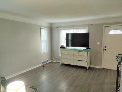 5619 Snow Rd, Parma, OH 44129 photo 2