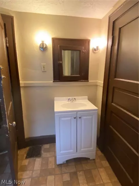 1112 Murray Ave, Akron, OH 44310 photo 18