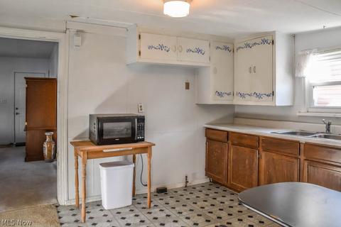 154 E 220th St, Euclid, OH 44123 photo 4