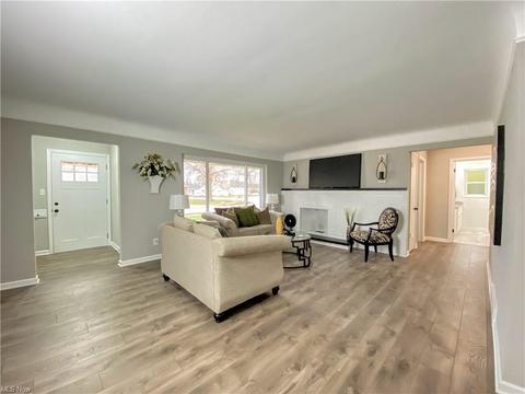 7065 Arcadia Dr, Parma, OH 44129 photo 2