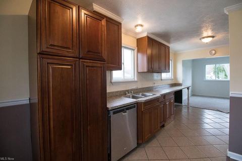 4708 Willowbrook Dr, Mentor, OH 44060 photo 4