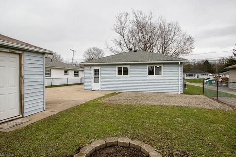 4708 Willowbrook Dr, Mentor, OH 44060 photo 2