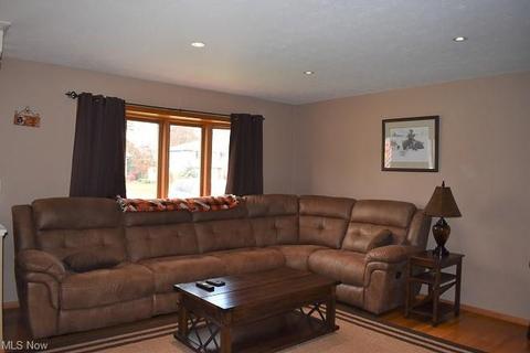 7305 Ames Rd, Parma, OH 44129 photo 5