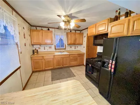 9865 Belden Dr, Windham, OH 44288 photo 2