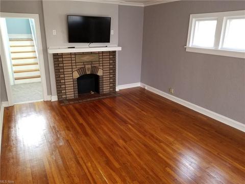 80 E 213 St, Euclid, OH 44123 photo 2