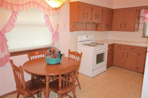 2425 Lincoln Ave, Parma, OH 44134 photo 9