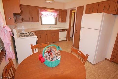 2425 Lincoln Ave, Parma, OH 44134 photo 8