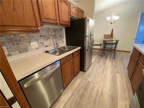 140 Bentley Dr, Elyria, OH 44035 photo 4