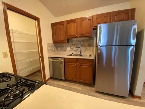 140 Bentley Dr, Elyria, OH 44035 photo 2