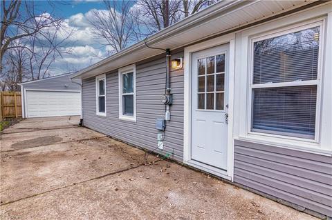 559 Delaware Ave, Elyria, OH 44035 photo 2