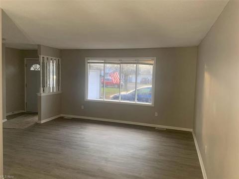 151 Winthrop Dr, Elyria, OH 44035 photo 3