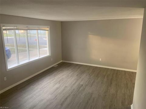 151 Winthrop Dr, Elyria, OH 44035 photo 2