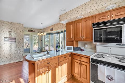 1744 Highland Ln, Ashtabula, OH 44004 photo 9