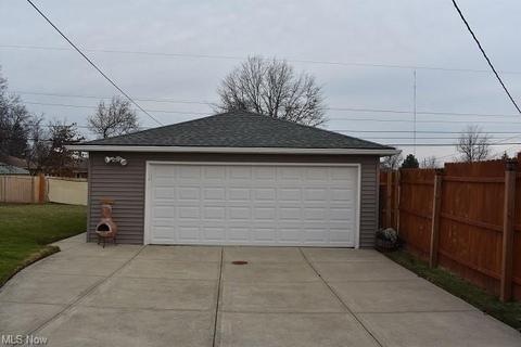 3200 Augustine Dr, Parma, OH 44134 photo 3