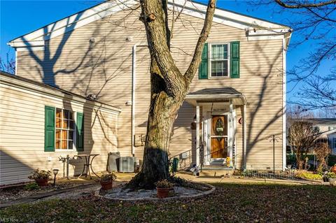 19 Valley Forge Ln, Elyria, OH 44035 photo 2