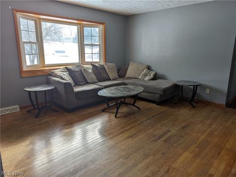 3 Manor Dr, Cambridge, OH 43725 photo 2