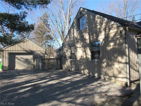 99 Andrew St, Berea, OH 44017 photo 3