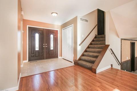 153 Chesapeake Ct, Elyria, OH 44035 photo 2