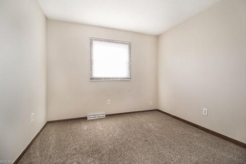 153 Chesapeake Ct, Elyria, OH 44035 photo 10