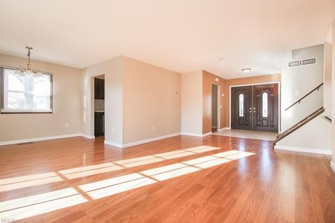 153 Chesapeake Ct, Elyria, OH 44035 photo 4