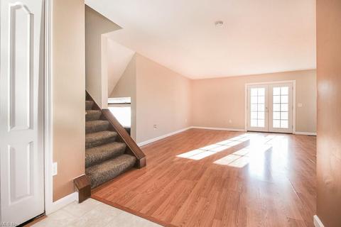 153 Chesapeake Ct, Elyria, OH 44035 photo 3