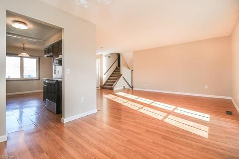 153 Chesapeake Ct, Elyria, OH 44035 photo 5