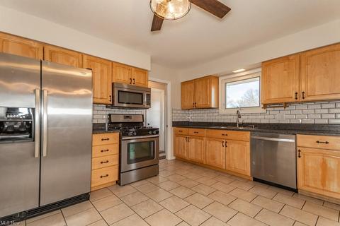 7189 Abbot Dr, Parma, OH 44134 photo 3
