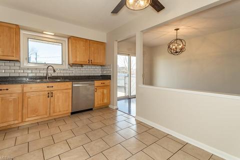 7189 Abbot Dr, Parma, OH 44134 photo 4