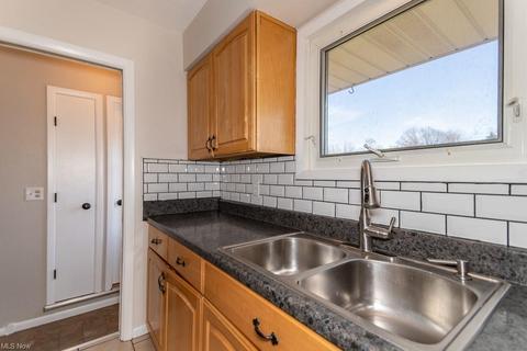7189 Abbot Dr, Parma, OH 44134 photo 5