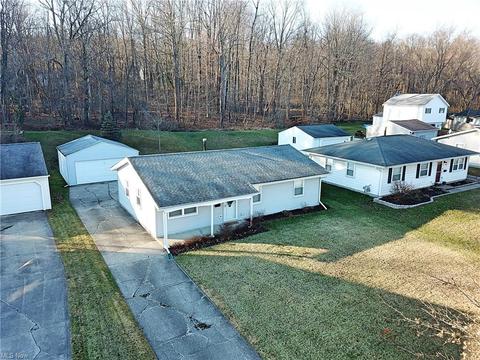 402 Karen Dr, Chardon, OH 44024 photo 3