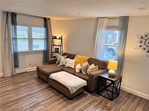 402 Karen Dr, Chardon, OH 44024 photo 6