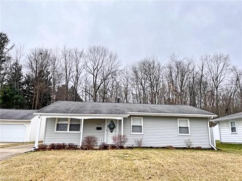 402 Karen Dr, Chardon, OH 44024 photo 2