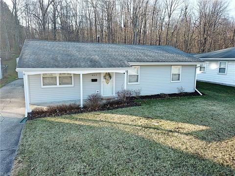 402 Karen Dr, Chardon, OH 44024 photo 1