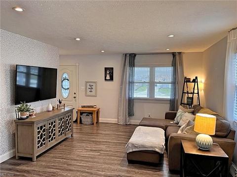 402 Karen Dr, Chardon, OH 44024 photo 4