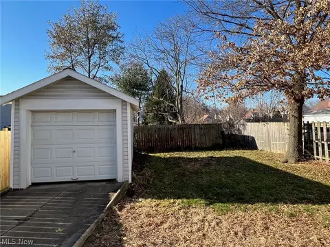 692 Patterson Ave, Akron, OH 44310 photo 3