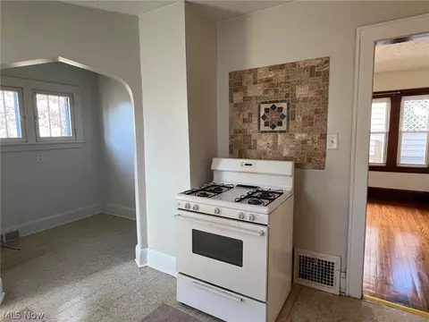 692 Patterson Ave, Akron, OH 44310 photo 10