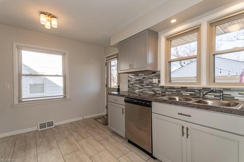 1949 E 300th St, Wickliffe, OH 44092 photo 4