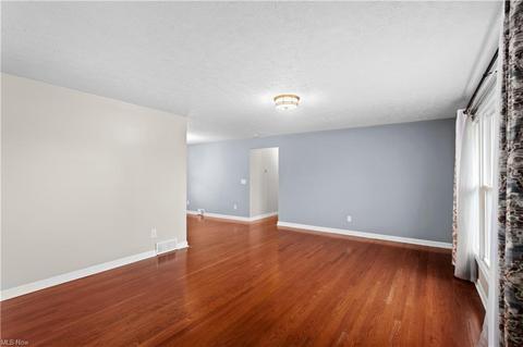 11907 Glamer Dr, Parma, OH 44130 photo 2