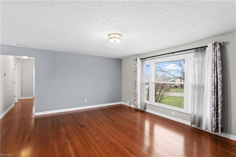 11907 Glamer Dr, Parma, OH 44130 photo 3