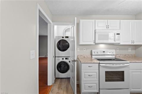 11907 Glamer Dr, Parma, OH 44130 photo 9
