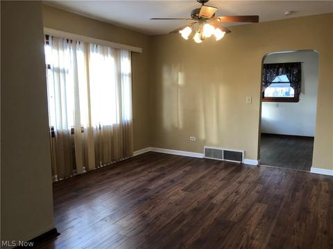 1107 E 16th St, Ashtabula, OH 44004 photo 2