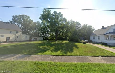 860 E 207th St, Euclid, OH 44119 photo 1