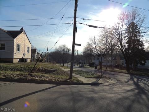 2230 Cramer Ave, Akron, OH 44312 photo 3