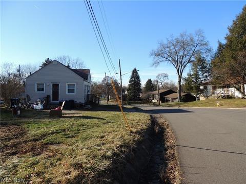2230 Cramer Ave, Akron, OH 44312 photo 2