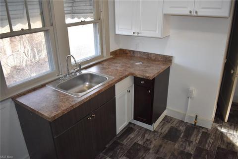 856 Kenyon St, Akron, OH 44311 photo 3